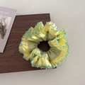 Dettaglio dell'elastico per capelli patchwork a quadretti con bordi rifiniti in verde - Verde