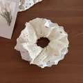 Detail von weißem Spitzen-Haargummi mit rotem Kirschmuster und Stickerei-Struktur - Spitzen-Patchwork-Stil / Weiß Spitzenbesatz-Stil