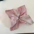 Dettaglio di un elastico in chiffon floreale rosa con tessuto morbido e design floreale - Motivo Floreale Rosa / Rosa