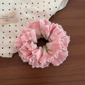 Primer plano detallado del coletero floral rosa con borde de encaje blanco y capas plisadas - Coletero Plisado Rosa