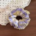 Detalle de coletero vintage con flores púrpuras y bordes de ganchillo amarillos - Coletero Plisado Púrpura