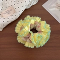 Detalle de coletero plisado grande con estampado de flores rosas y borde de ganchillo cian - Coletero Plisado Amarillo