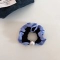 Elastico per capelli a righe blu e bianche con grande perla su base nera elastica - Righe Blu
