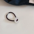 Dettaglio dell'elastico per capelli marrone con perla viola cangiante e fibbia in metallo - 1# Bianco Sirena