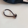 Dettaglio dell'elastico per capelli ad alta elasticità con perla in resina tartarugata - Stampa Leopardata Chiara