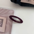Detail einer burgunderroten Acetat-Haarspange mit goldener Schrift auf Vintage-Dekor - 7# Dunkelkaffee Violett