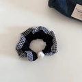 Dettaglio dello scrunchie vichy nero con una grande perla elegante in stile vintage - Nero