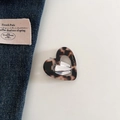 Dettaglio molletta per capelli a cuore in acetato tartarugato con chiusura in metallo - Stampa leopardata
