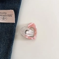 Dettaglio molletta per capelli a cuore in acetato marmorizzato rosa e metallo - Rosa e Bianco