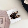 Primer plano de pinzas para el cabello ovaladas retro de acetato con carey elegante - Carey