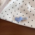 Dettaglio del fermaglio per capelli in acetato azzurro a cuore con scritta dorata - Blu