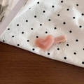 Dettaglio del fermaglio per capelli a cuore rosa in acetato con scritta dorata La France - Rosa