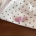 Dettaglio del fermaglio a cuore rosa in acetato con scritta dorata Barrette la France su pois - Rosa Viola