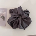 Detalle de un coletero grande gris oscuro de tela de algodón con pliegues suaves - gris oscuro