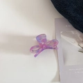 Détail d'une pince à cheveux en forme de nœud avec texture marbrée rose et violette - Rose Pourpre