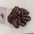 Detalle de un coletero marrón oscuro con textura tejida sobre superficie beige - Café Oscuro