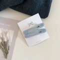 Dettaglio di fermagli in acetato azzurro con texture marmorea su sfondo denim - 1# Blu