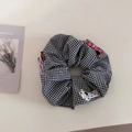 Detalle de scrunchie de cuadros blancos y negros con parches de animales y bordados - Coletero Perro Lunares Arcoíris