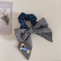 Detalle de coletero con lazo de cuadros y bordado de perro salchicha en estilo vintage - Coletero Lazo Perrito Azul Claro