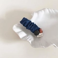 Nahaufnahme eines Vintage-Haarbands aus blauem Denim mit dekorativen Knöpfen - Hellblau Haarklammer