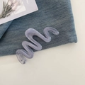 Detail der gewellten, lichtdurchlässigen Haarspange in Morandi-Lila auf Denim - Tinte Grau