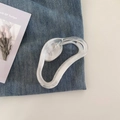 Primer plano de pinza de pelo de acrílico marmoleado sobre tela vaquera y tarjeta - Blanco Degradado