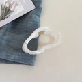 Detalle de pinza para el pelo con forma de nube en blanco gelatina con textura de mármol - Blanco Degradado