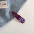 Détail d'une barrette à cheveux en acétate violette avec lettrage France Handmade - Violet
