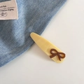 Détail d'une pince à cheveux goutte beige avec nœud marron et logo FRANCE Handmade - #8 Crème Anglaise