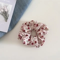 Primer plano detallado de coletero floral con flores rojas en gasa color crema - 1# Blanco Perla Concha