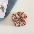 Detalle del coletero scrunchie crema con flores rojas en tejido de gasa suave y fino - 4#Albaricoque