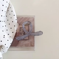 Detalle de pinza para el pelo retorcida gris púrpura translúcida con muelle de metal dorado - Gris