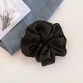 Detailopname van zwarte tule scrunchie met elegante geplooide stoffen details - Donker Mosgroen