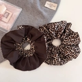 Set van twee scrunchies met luipaardprint en bruin voor een stijlvol haarstyling - Stijl 1 Koffie Luipaard Rokrand