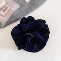 Dettaglio dell'elastico scrunchie in chiffon blu navy a pois con texture del tessuto - Elastico Capelli Blu Marino Pois Sagomato