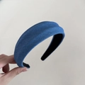 Detalle de la diadema acolchada de mezclilla azul con tela texturizada y forro antideslizante - Azul Oscuro