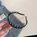 Diadema ondulada negra con dientes para un agarre antideslizante y peinado de mujer elegante - Negro