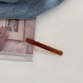 Detailansicht der bernsteinfarbenen Acetat-Haarspange mit französischer Handarbeit-Gravur - Braun