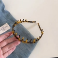 Diadema de acetato de carey con dientes antideslizantes sobre fondo de mezclilla - Carey Oscuro