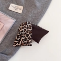 Detail van tweekleurige scrunchie met luipaardprint en bruine stof met textuur - Stijl 3 Koffie Luipaard Haarklem