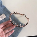 Vista detallada de la diadema de carey con diseño ondulado y dientes antideslizantes - Carey Claro