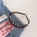 Primer plano de diadema ondulada de carey con dientes para un peinado antideslizante - Azul Café