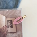 Dettaglio molletta ovale in acetato rosa con incisione dorata France Handmade - Rosa