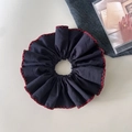 Dettaglio di un elastico per capelli nero a pieghe con cuciture decorative a zigzag rosse - 2# Stile Orlo Gonna Blu Marino