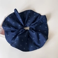 Dettaglio ravvicinato dell'elastico blu navy con motivo a stelle e cuciture pulite - Blu Marino - Elastico a Gonna