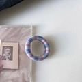 Detail eines weichen Strick-Haargummis mit Karomuster in Blau und Rosa auf Weiß - Blau