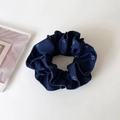 Dettaglio dell'elastico per capelli blu scuro con motivo a stelle e trama di tessuto - Blu Marino - Elastico a Vita