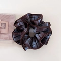 Chouchou rétro à carreaux bleus et marron en tissu élégant pour une coiffure sophistiquée - Style Chouchou Bleu et Marron