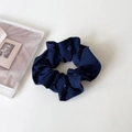 Vista dettagliata dello scrunchie in tessuto blu navy floreale con trama in cotone - Blu Marino - Elastico Piccolo