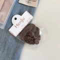 Gros plan de trois élastiques à cheveux marrons avec boucles en plastique sur denim - Café Foncé